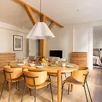 Cozy And Contemporary Ground Floor Retreat