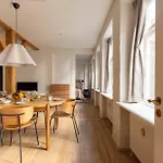 Cozy And Contemporary Ground Floor Retreat アパート
