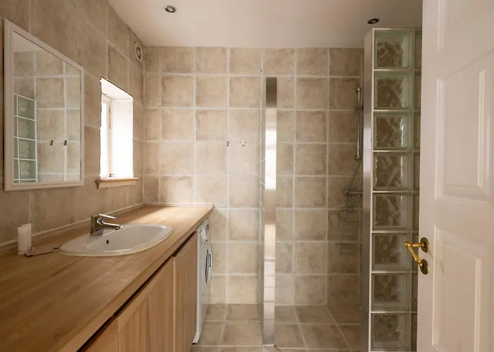 Cozy And Contemporary Ground Floor Retreat Apartment